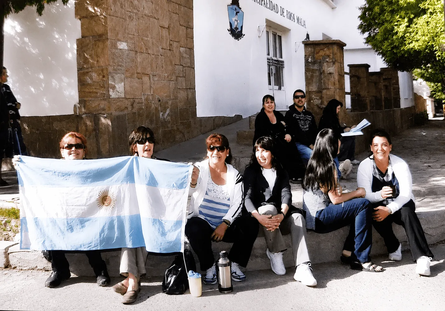 Afiliados con la bandera argentina frente a la sede del sindicato