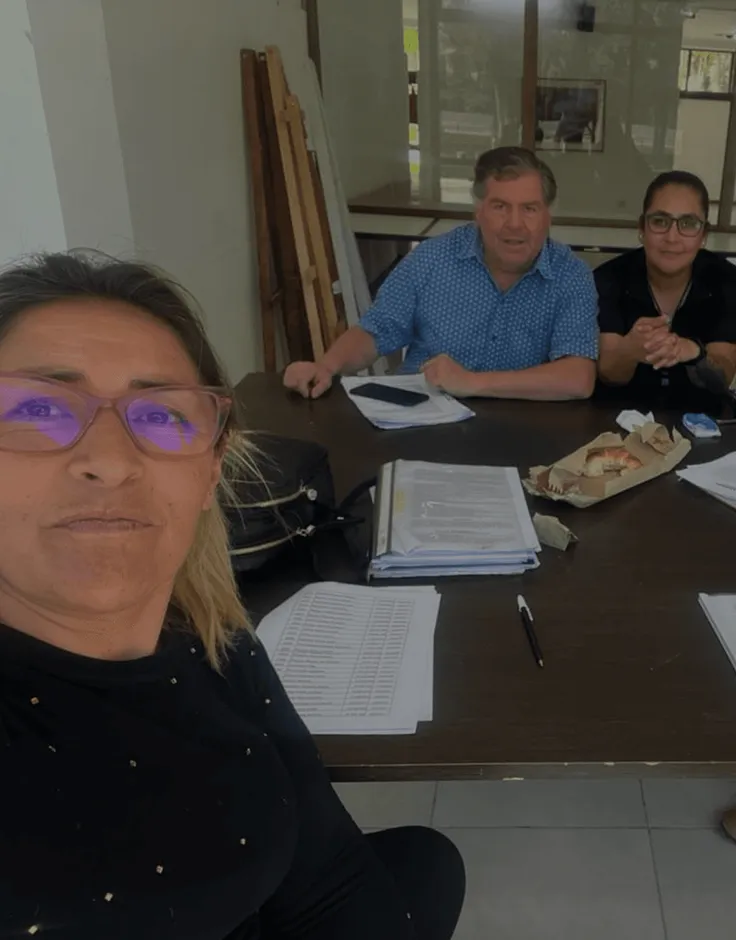 Integrantes de la Junta Electoral trabajando con el padrón en una mesa