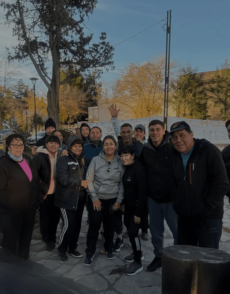 Grupo de afiliados y representantes reunidos al aire libre