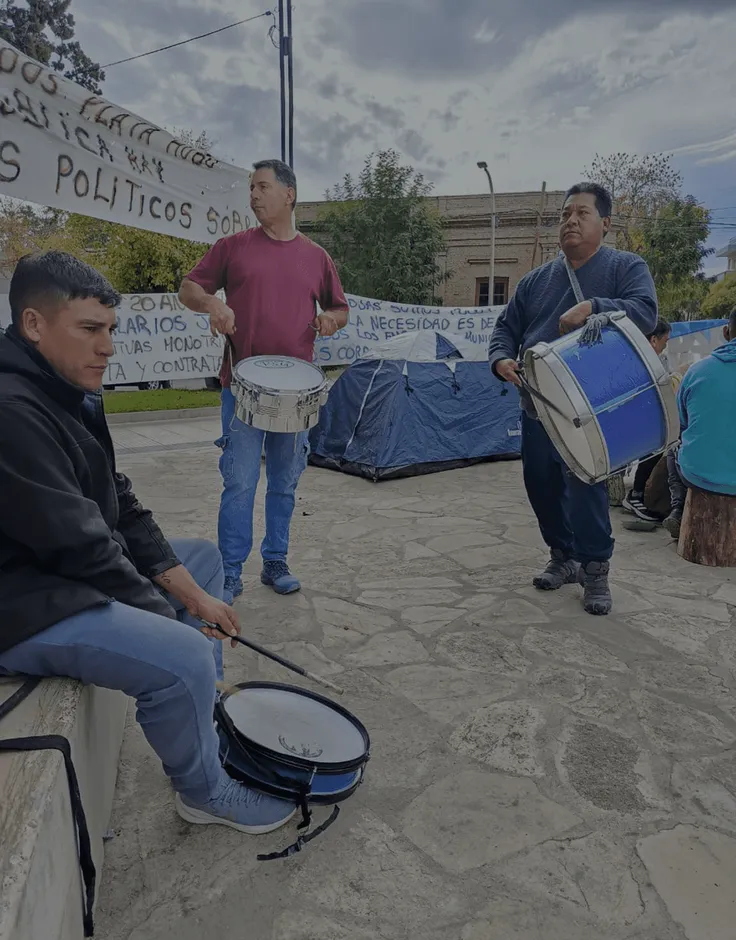 Trabajadores municipales tocando bombos durante una movilización