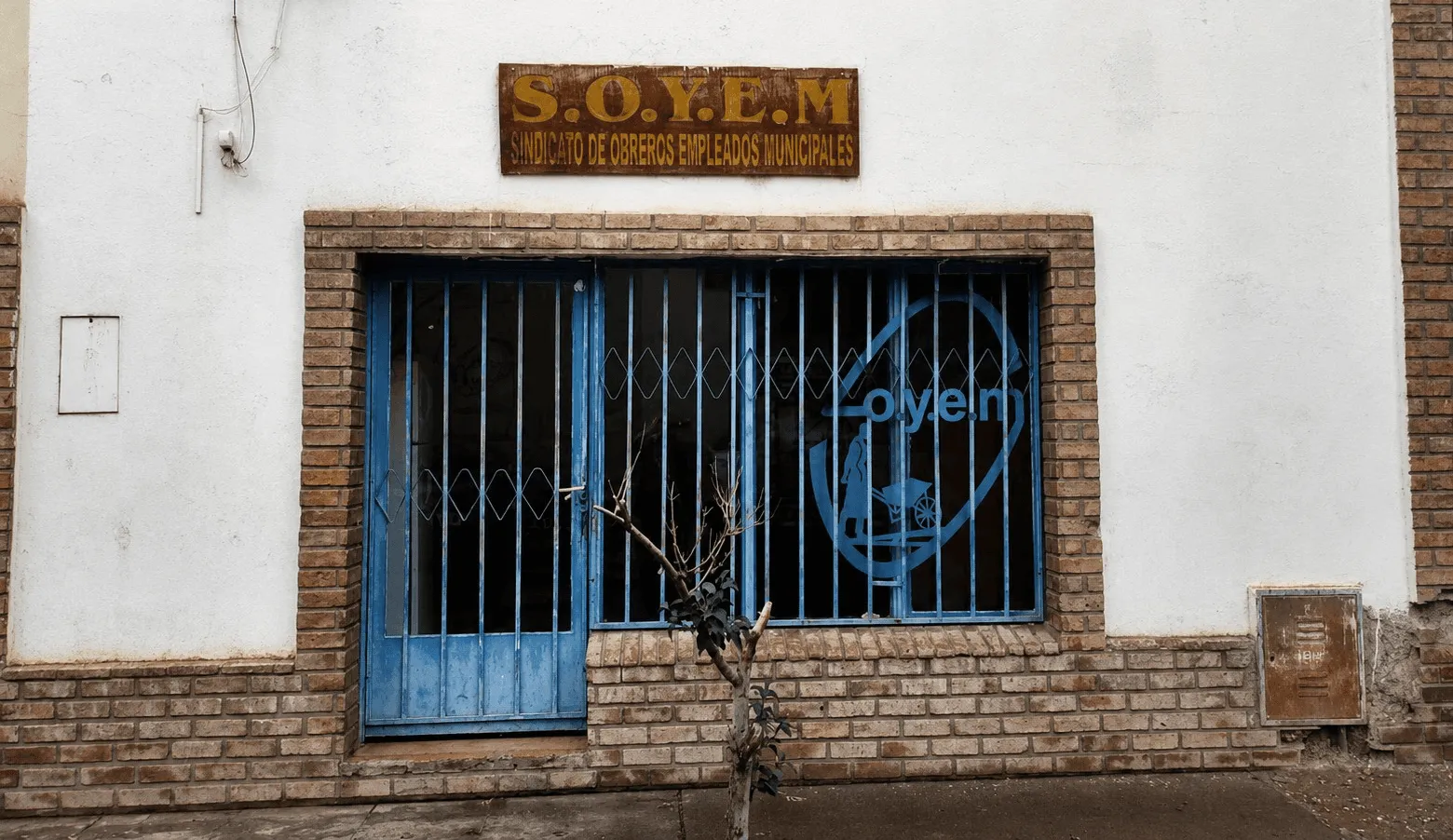 Fachada de la sede de S.O.Y.E.M. con el cartel del sindicato sobre la puerta